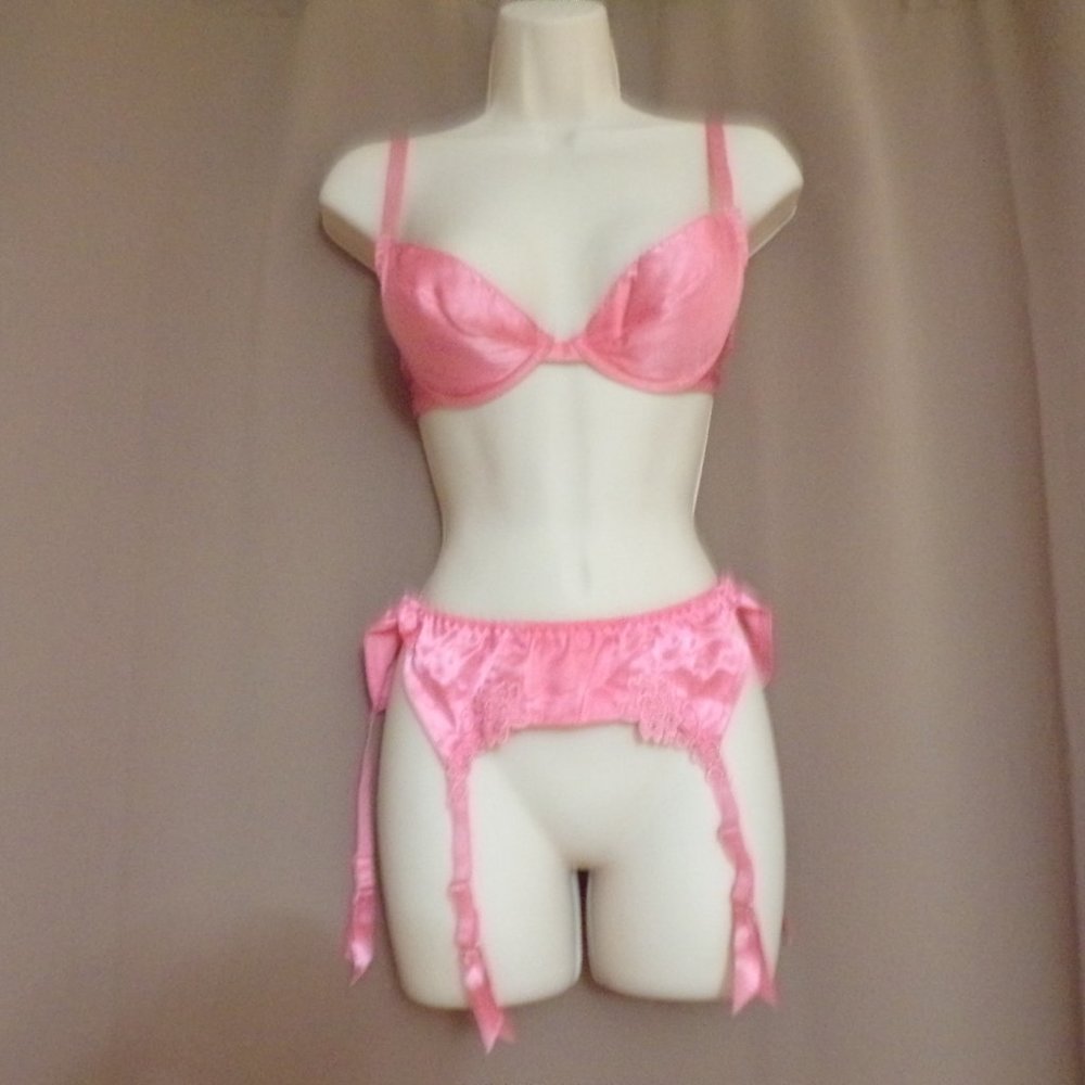 Vintage Empire Intimates Rose Bra and Garter set size 32C